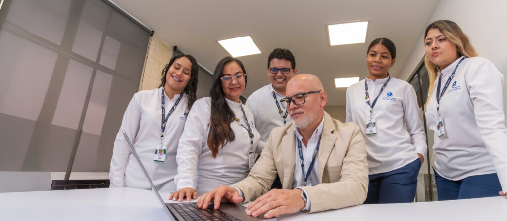 Equipo del Centro de Eventos Valle del Pacífico durante un evento en Cali